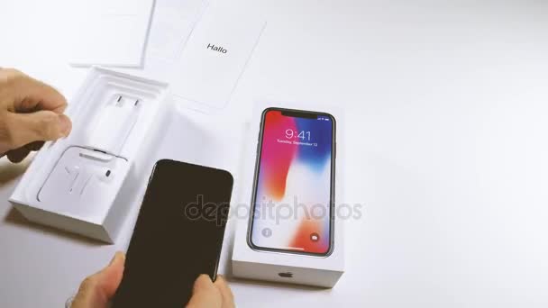 男 X 10 最新の Apple の iphone をボックス化解除 — ストック動画