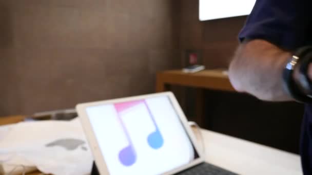 Apple Genius säljaren i butiken — Stockvideo