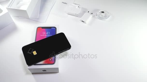 男 X 10 最新の Apple の iphone をボックス化解除 — ストック動画