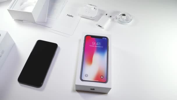 Uomo unboxing l'ultimo iPhone Apple X 10 — Video Stock