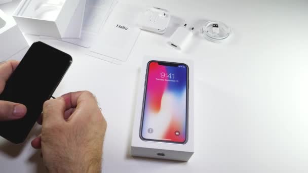 Hombre unboxing la última Apple iPhone X 10 — Vídeos de Stock