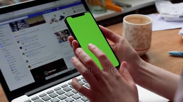 女人测试新苹果 iphone X 10 — 图库视频影像