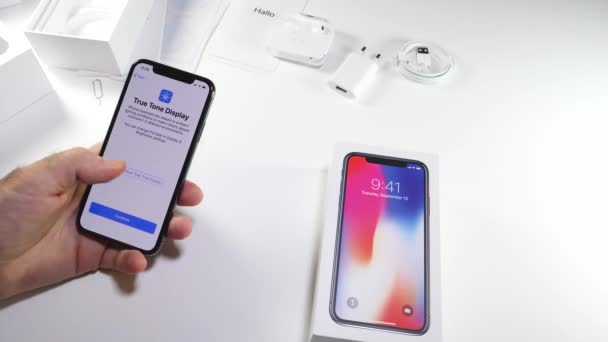 Мужчина разгрузил последний Apple iPhone X 10 — стоковое видео