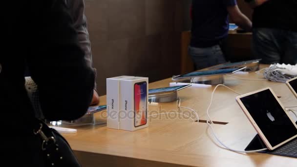 Apple Genius verkoper en klanten in de winkel — Stockvideo