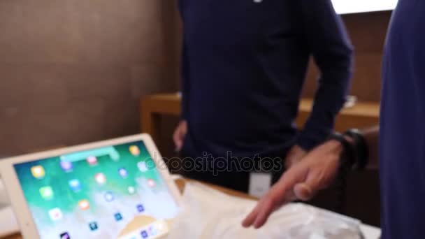 アップルの天才売主 X iphone をスキャン — ストック動画