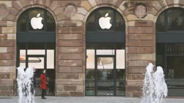 Ulicy Ludźmi Zabytkowego Budynku Apple Store — Wideo stockowe