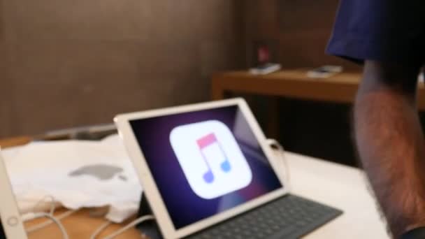 Apple Genius verkoper in de winkel — Stockvideo