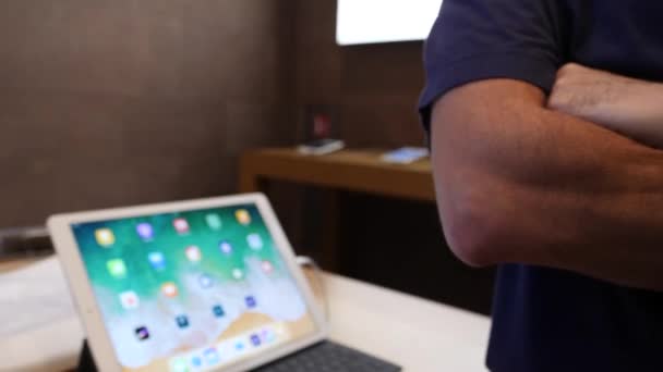 Apple Genius verkoper in de winkel — Stockvideo