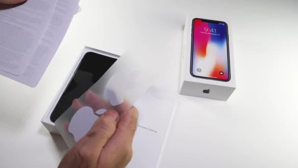 Homem unboxing o mais recente Apple iPhone X 10 — Vídeo de Stock