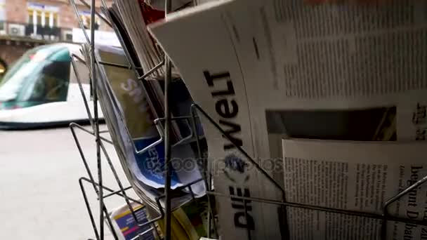 Lyon Frankrijk April 2017 Figaro Franse Krant Met Internationale Nieuws — Stockvideo