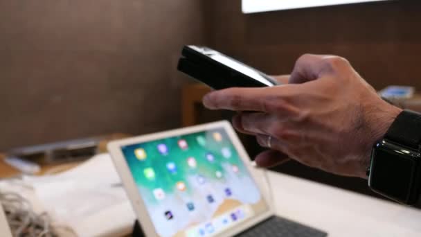 Vendedor Apple Genius escaneando el iPhone X — Vídeos de Stock