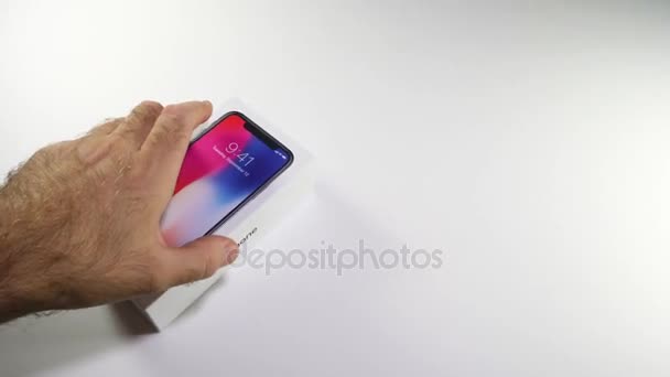 Mann boxt das neueste Apple-iPhone x 10 aus — Stockvideo