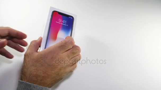 Hombre unboxing la última Apple iPhone X 10 — Vídeos de Stock