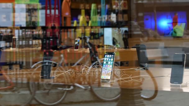 苹果 iphone X 在苹果商店 — 图库视频影像