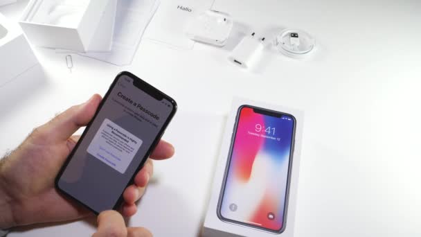 Uomo unboxing l'ultimo iPhone Apple X 10 — Video Stock