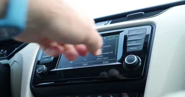 Hombre Conducir Coche Uso Gadget Dentro Del Coche Carretera Ciudad — Vídeos de Stock