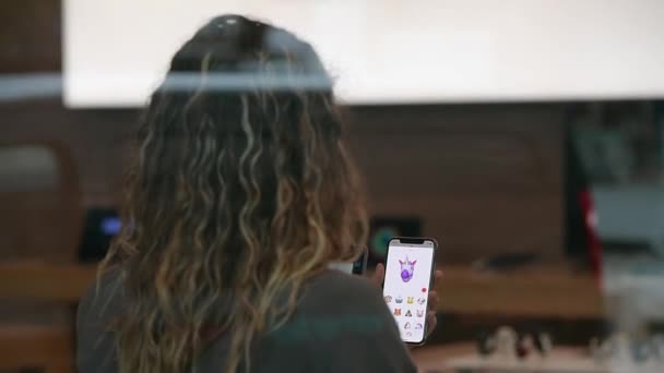 Mujer con nuevo iPhone X — Vídeo de stock