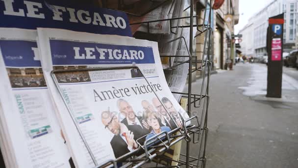 2017年4月10日 费加罗法国报纸与国际新闻在街道背景 — 图库视频影像