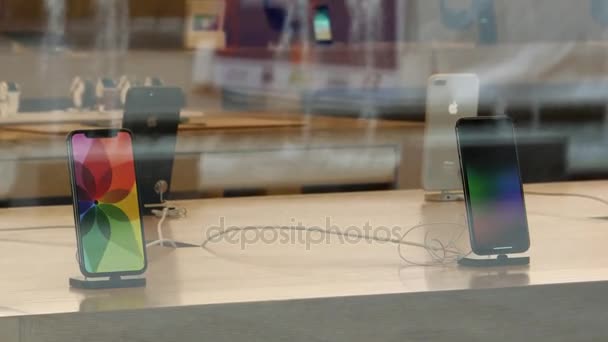 Apple iphone X in Apple Store — Video Stock