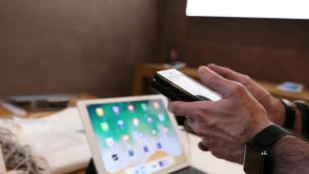 Vendedor Apple Genius escaneando el iPhone X — Vídeos de Stock