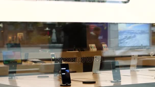 Apple iphone X in Apple Store — Video Stock