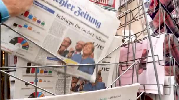 2017年4月10日 手拿着法国报纸与国际新闻在街道背景 — 图库视频影像