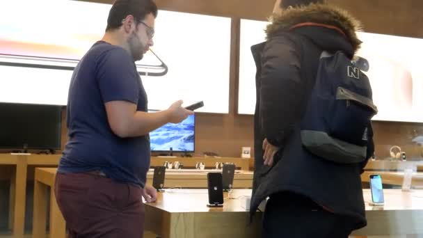 苹果天才卖主和顾客在商店 — 图库视频影像