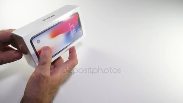 Hombre unboxing la última Apple iPhone X 10 — Vídeo de stock