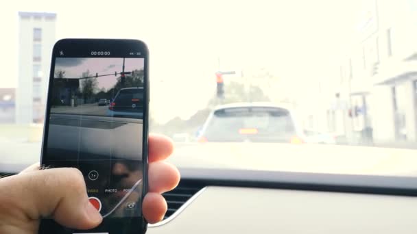 Man menghubungkan iPhone X 10 ke sistem mobil — Stok Video