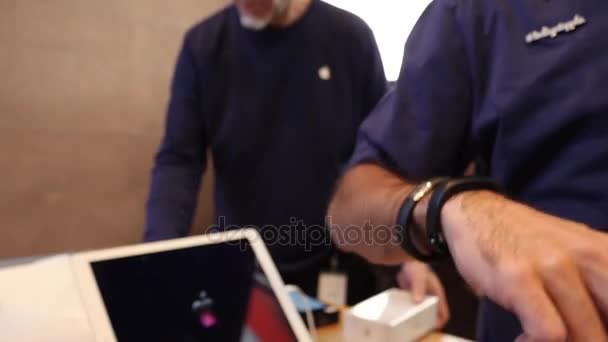 Vendedor Apple Genius escaneando el iPhone X — Vídeo de stock