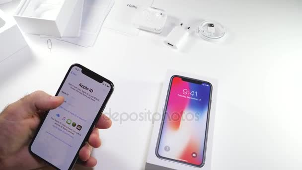 Hombre unboxing la última Apple iPhone X 10 — Vídeos de Stock