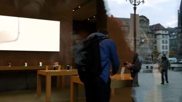 Apple iphone X için bekleyen insanlar müşteriler — Stok video
