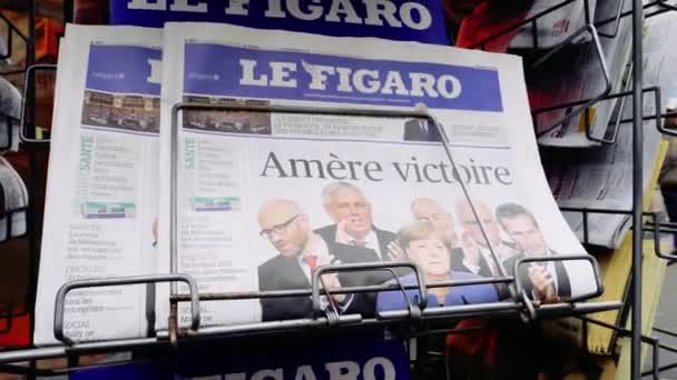 2017年4月10日 费加罗法国报纸与国际新闻在街道背景 — 图库视频影像