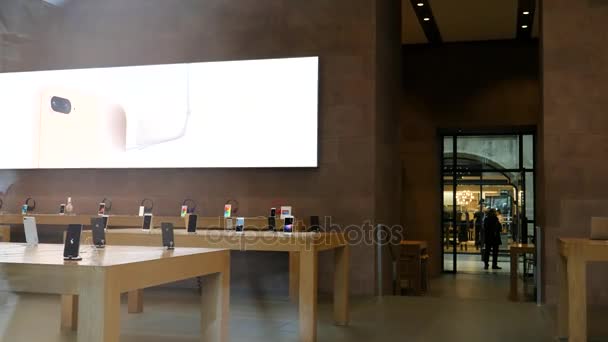 Empleados de seguridad en Apple Store — Vídeos de Stock