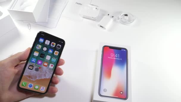 Мужчина разгрузил последний Apple iPhone X 10 — стоковое видео