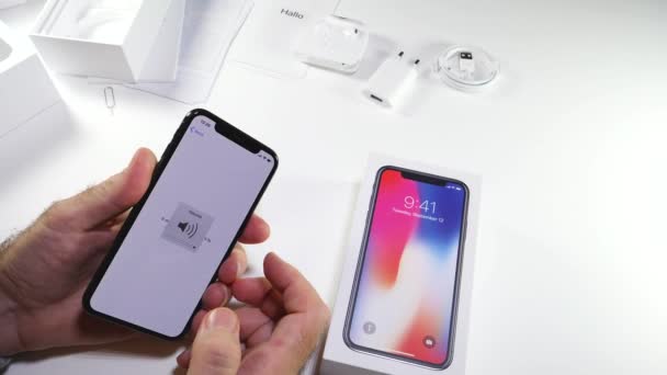 Mand unboxing den nyeste Apple iPhone X 10 – Stock-video