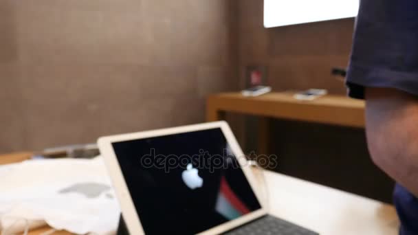 Apple Genius verkoper de iphone X scannen — Stockvideo