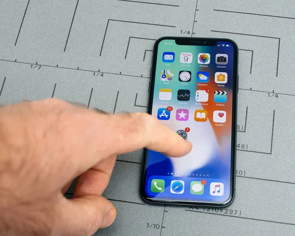 Na ekranie głównym iphone X 10 aplikacji aplikacji oprogramowania ręcznie — Zdjęcie stockowe