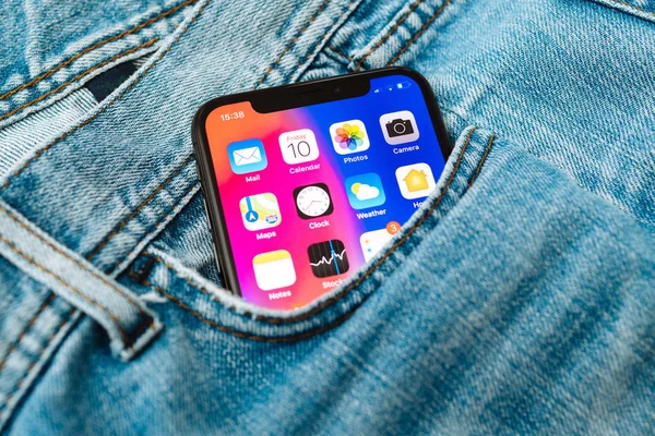 Nuovo Apple iPhone X 10 in tasca di jeans jeans jeans — Foto Stock