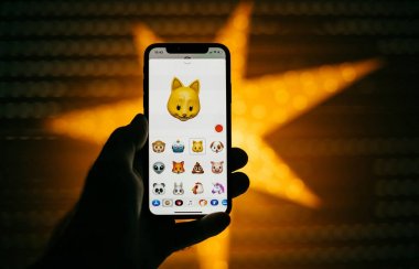 Holding yeni Apple iphone X smartphone anim yıldızla karşı dostum