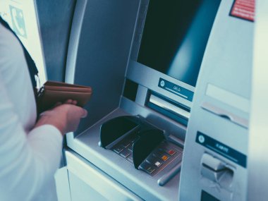 ATM otomatik vezne makinesi kullanan kadın
