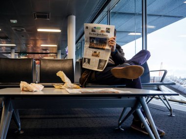 Adam Havaalanı The New York Times Dergisi gazete okuma 