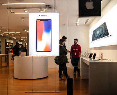 İnsanlar buing Apple bilgisayar ürünleri Barselona 