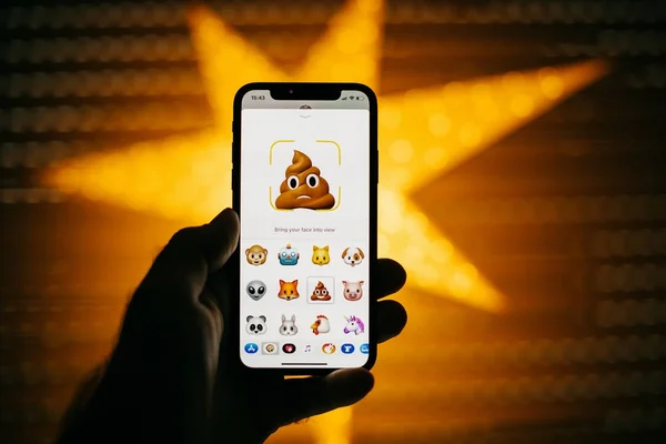 Hombre sosteniendo nuevo teléfono inteligente Apple iPhone X contra la estrella con anim — Foto de Stock