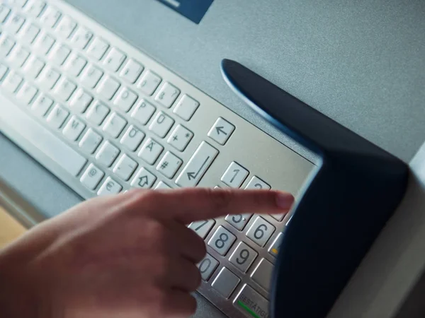 Женщина с современной клавиатурой банкомата — стоковое фото