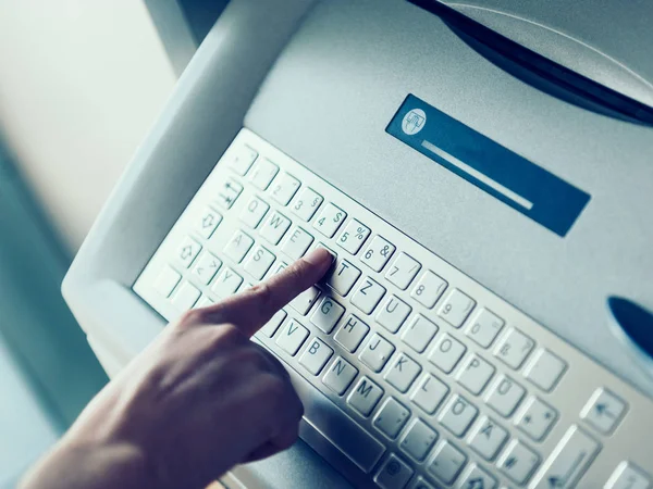 Жінка використовує сучасну банкоматну клавіатуру — стокове фото