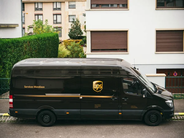 Van pengiriman UPS diparkir di — Stok Foto