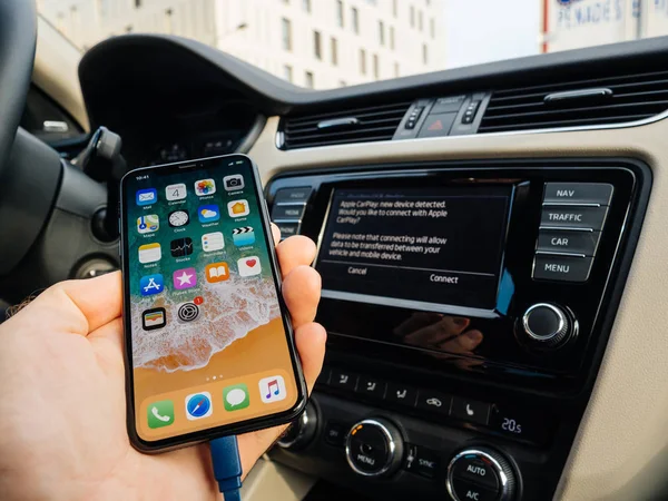 Mann verbindet sich mit Apple carplay das neue iphone x 10 von Apple — Stockfoto