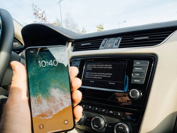 El hombre conectándose a Apple cArPlay el nuevo iphone X 10 de Apple —  Fotos de Stock