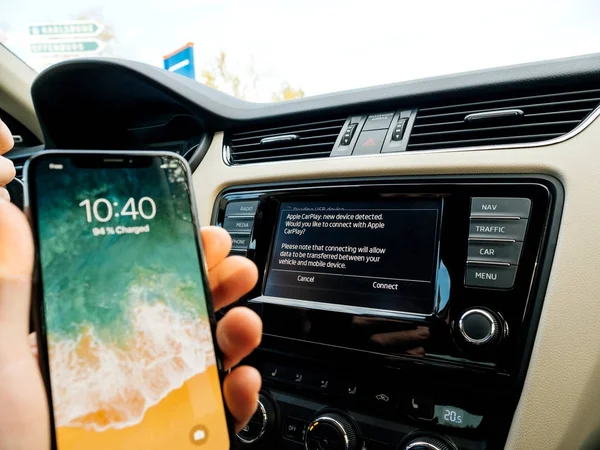 Man verbinden met Apple carplay de nieuwe iphone X 10 door Apple — Stockfoto